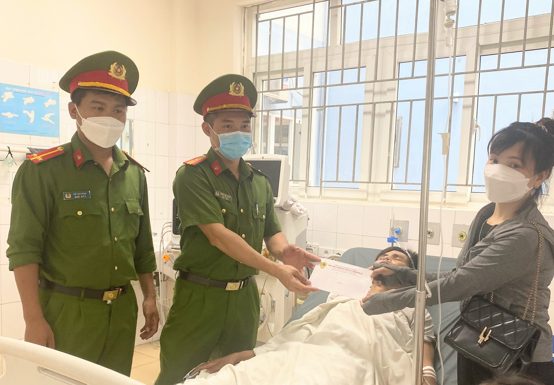 Cứu người bị ngã xuống sông  Cầu Rào 